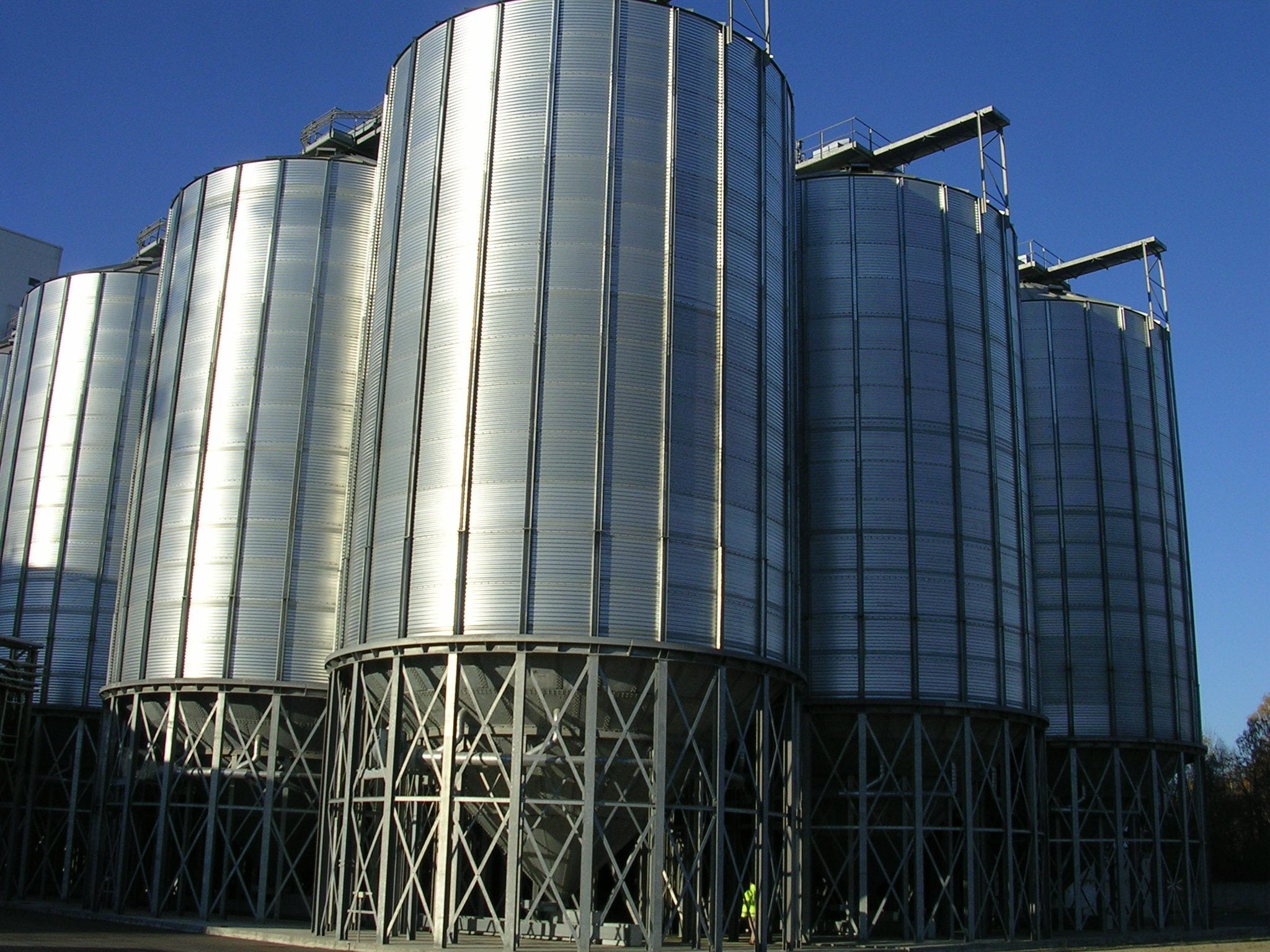 Flat-Bottom or Hopper-Bottom Silos